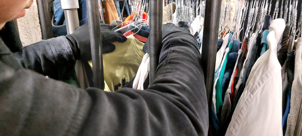 Friperie le Pénitencier des sales voleurs : quand l’envie d’économiser prend le pas sur&nbsp;l’écologie