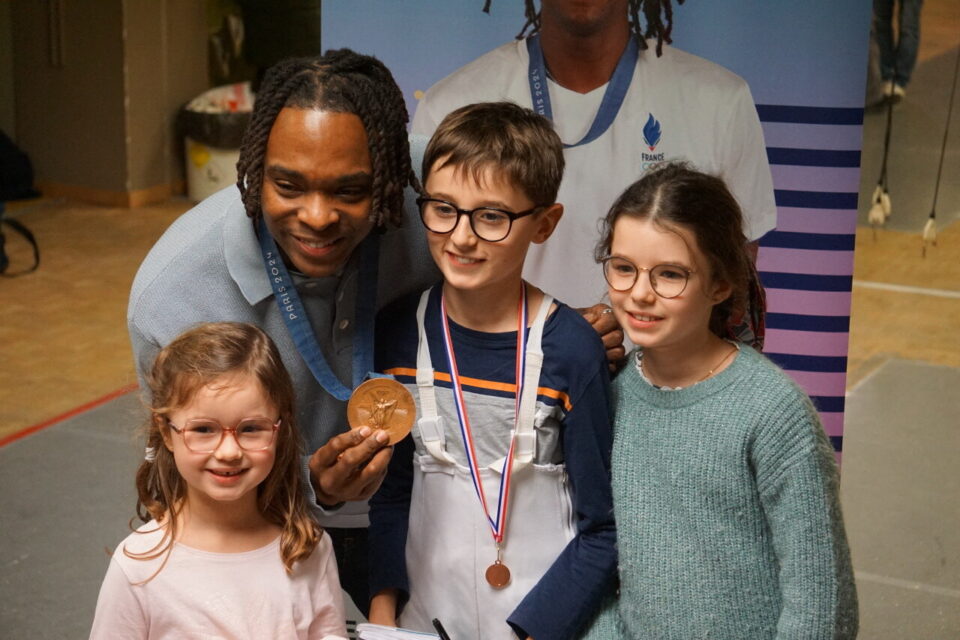 Enzo Lefort avec des jeunes licenciés du club