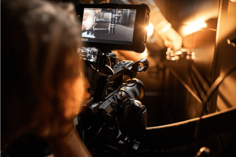 Un cameraman film une scène d'un film