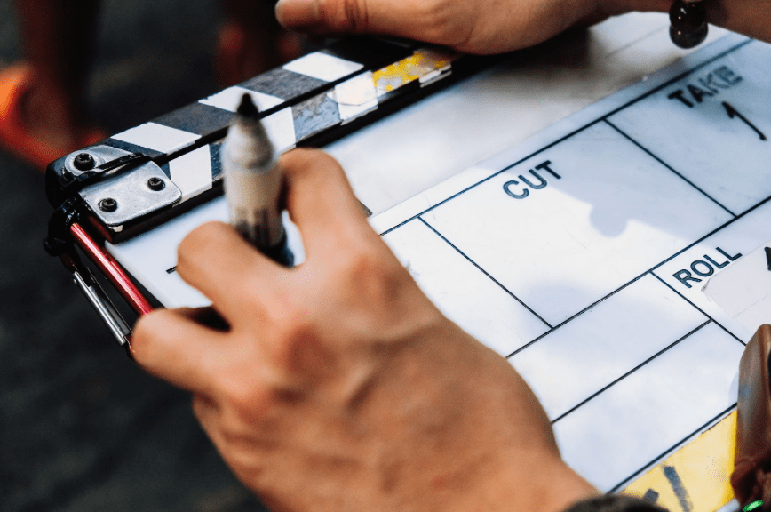 On prépare le clap pour la prochaine scène