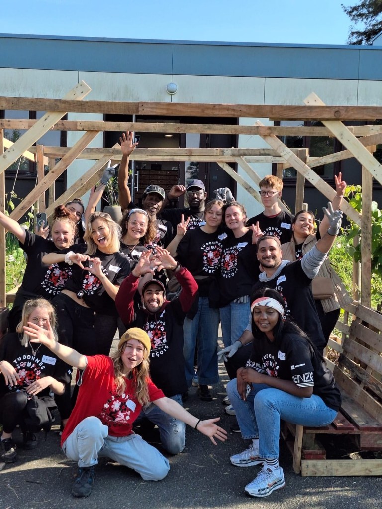 Groupe de jeunes volontaires IbisRockCorps en mission de réhabilitation d’un espace vert en île de France