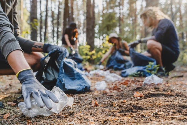 Groupe de jeunes qui ramasse des déchets en forêt