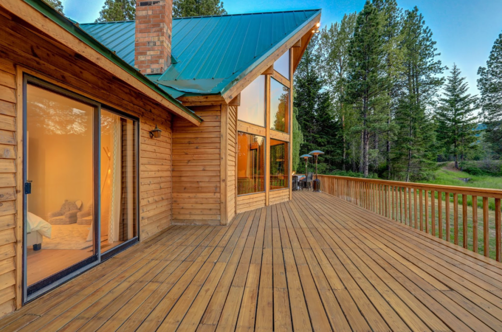 C'est une maison entièrement faite en bois avec un toit en taule.